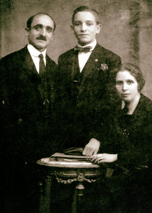 Il padre di papa Francesco (al centro) con i nonni